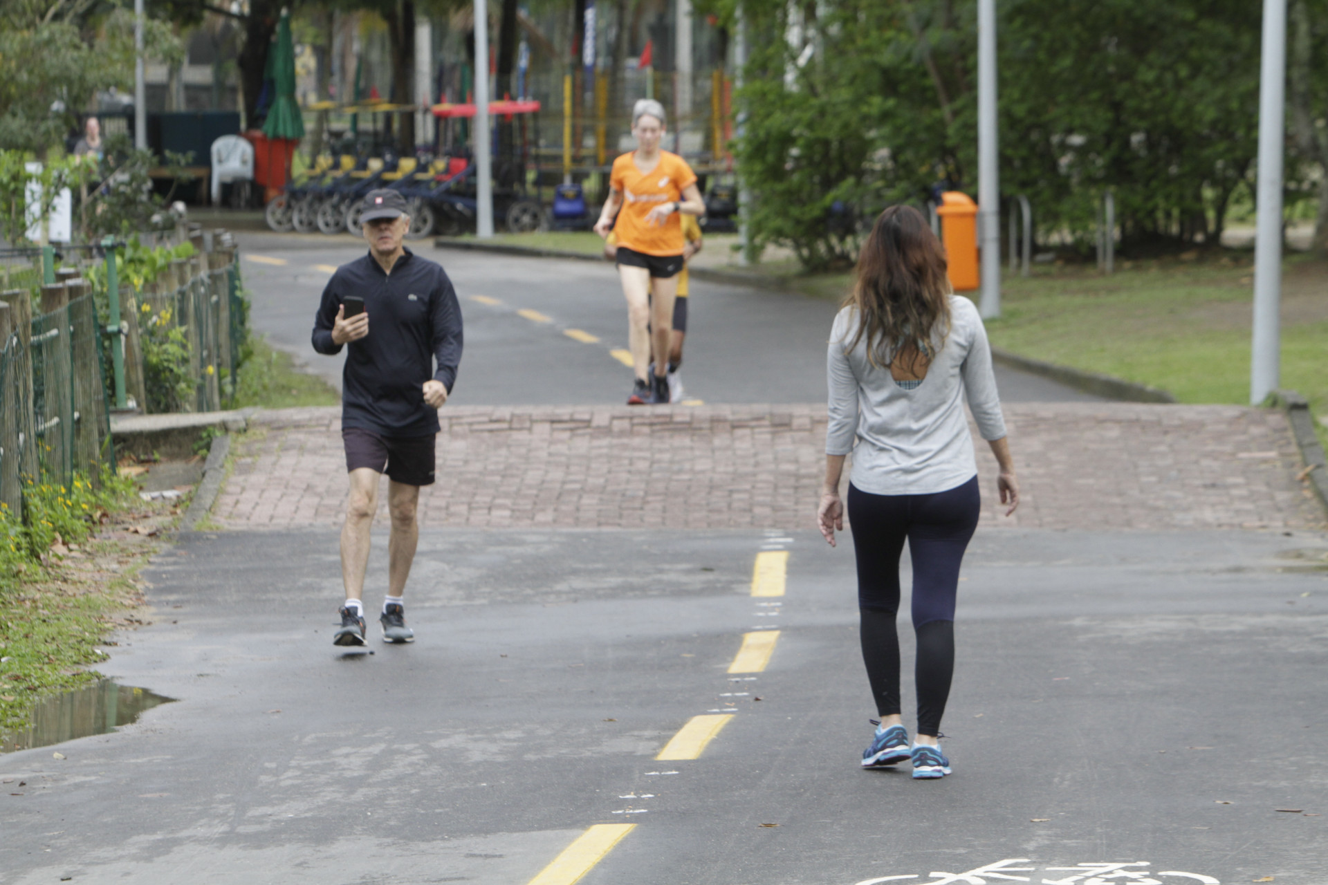 Mesmo com o tempo fechado, cariocas se exercitam na Lagoa na manh&atilde; deste domingo (30) - Marcos Porto/Ag&ecirc;ncia O Dia