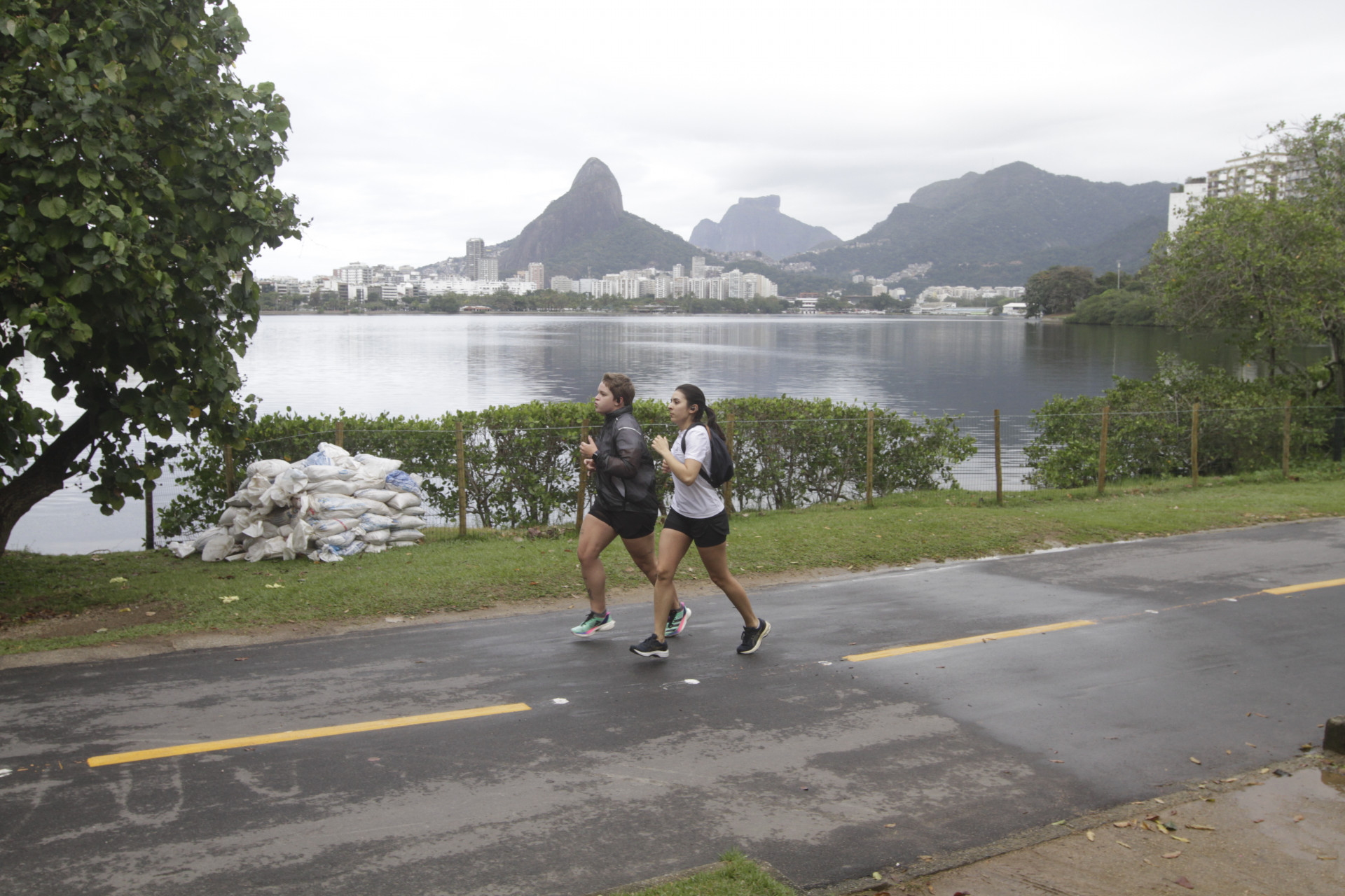 Amigas correm na Lagoa, mesmo com o tempo frio - Marcos Porto/Ag&ecirc;ncia O Dia