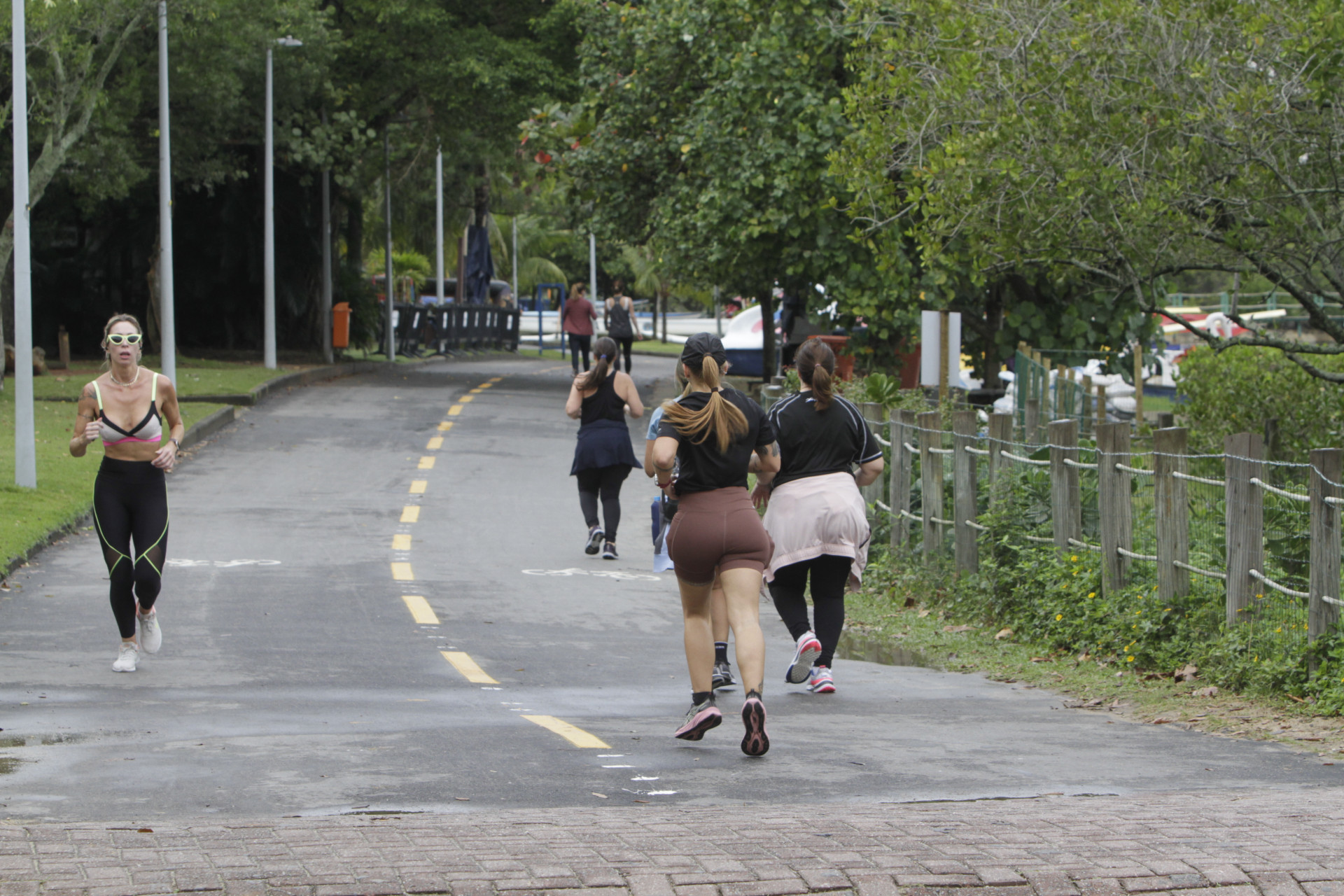 Mesmo com o tempo fechado, cariocas se exercitam na Lagoa na manh&atilde; deste domingo (30) - Marcos Porto/Ag&ecirc;ncia O Dia