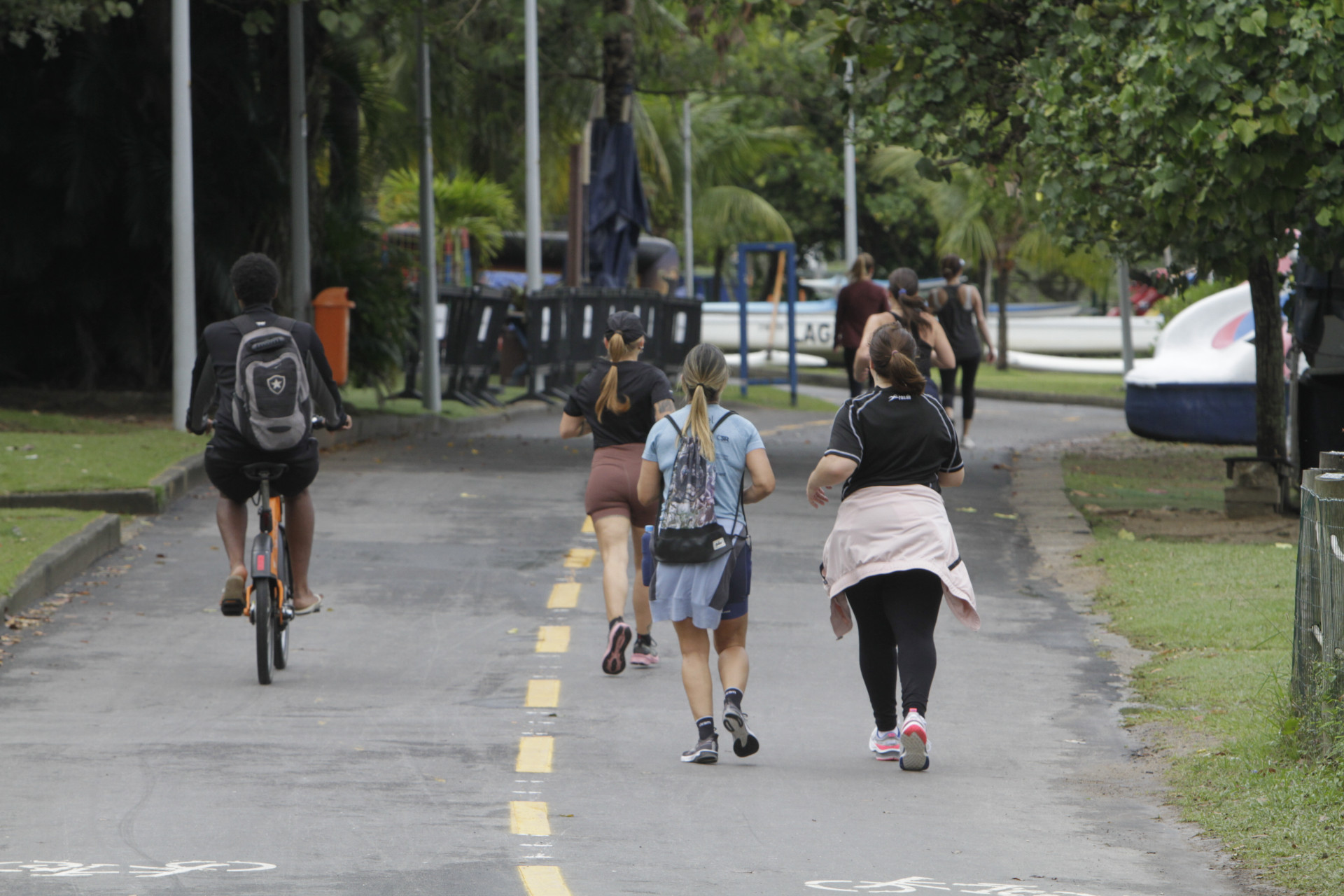 Mesmo com o tempo fechado, cariocas se exercitam na Lagoa na manh&atilde; deste domingo (30) - Marcos Porto/Ag&ecirc;ncia O Dia