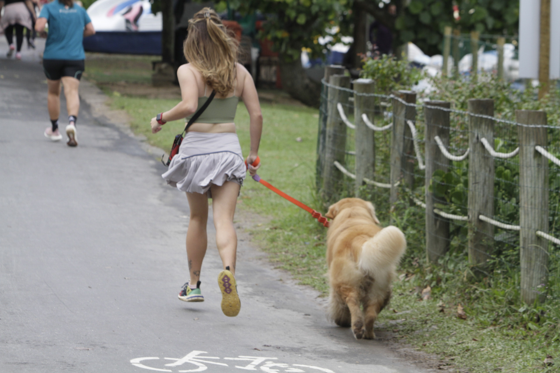 Moradora passeia com seu cachorro na Lagoa - Marcos Porto/Ag&ecirc;ncia O Dia