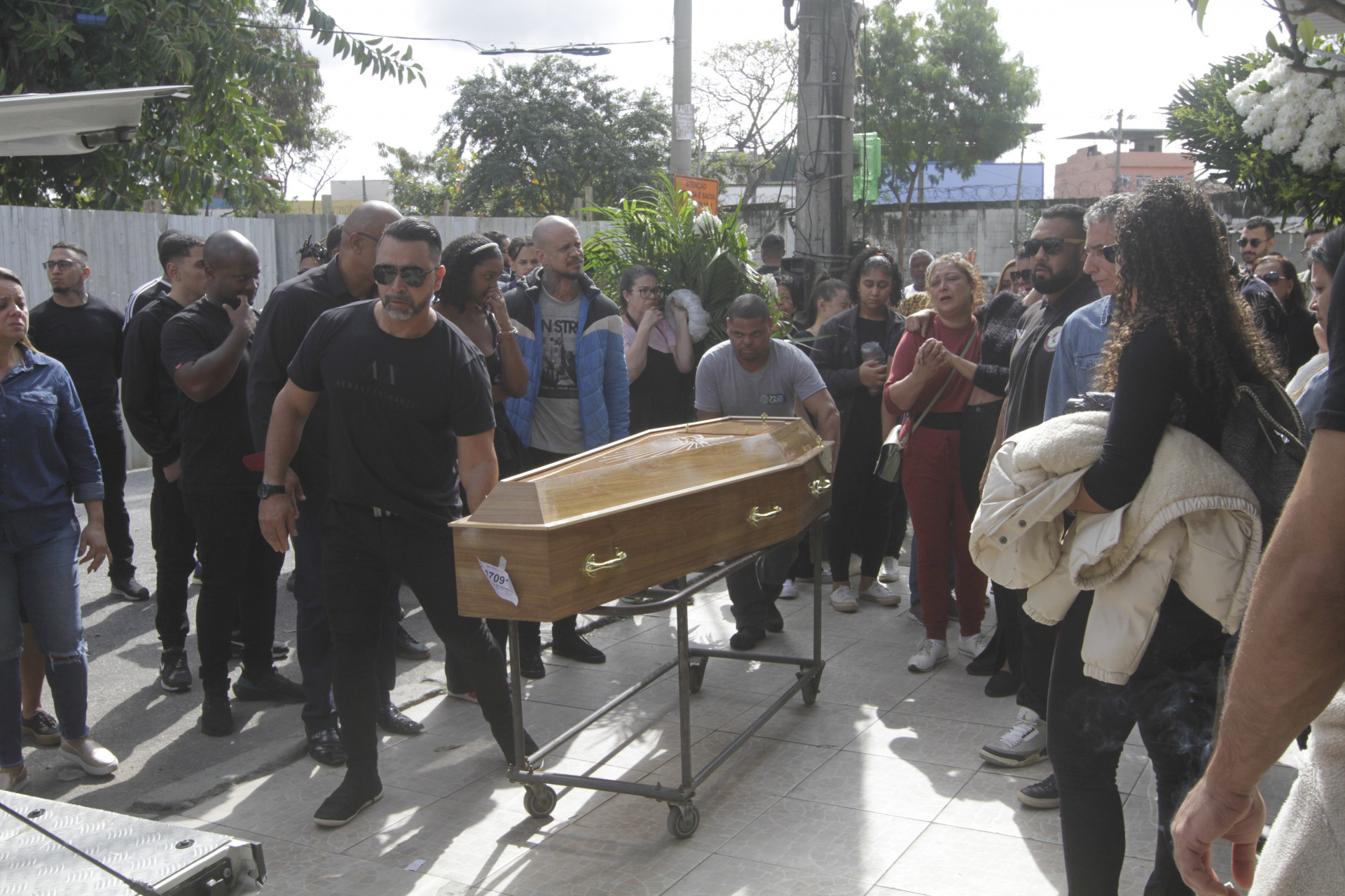 Enterro do fisiculturista Hugo S&eacute;rgio no cemit&eacute;rio de Inha&uacute;ma, no Rio de Janeiro - Marcos Porto/Ag&ecirc;ncia O Dia