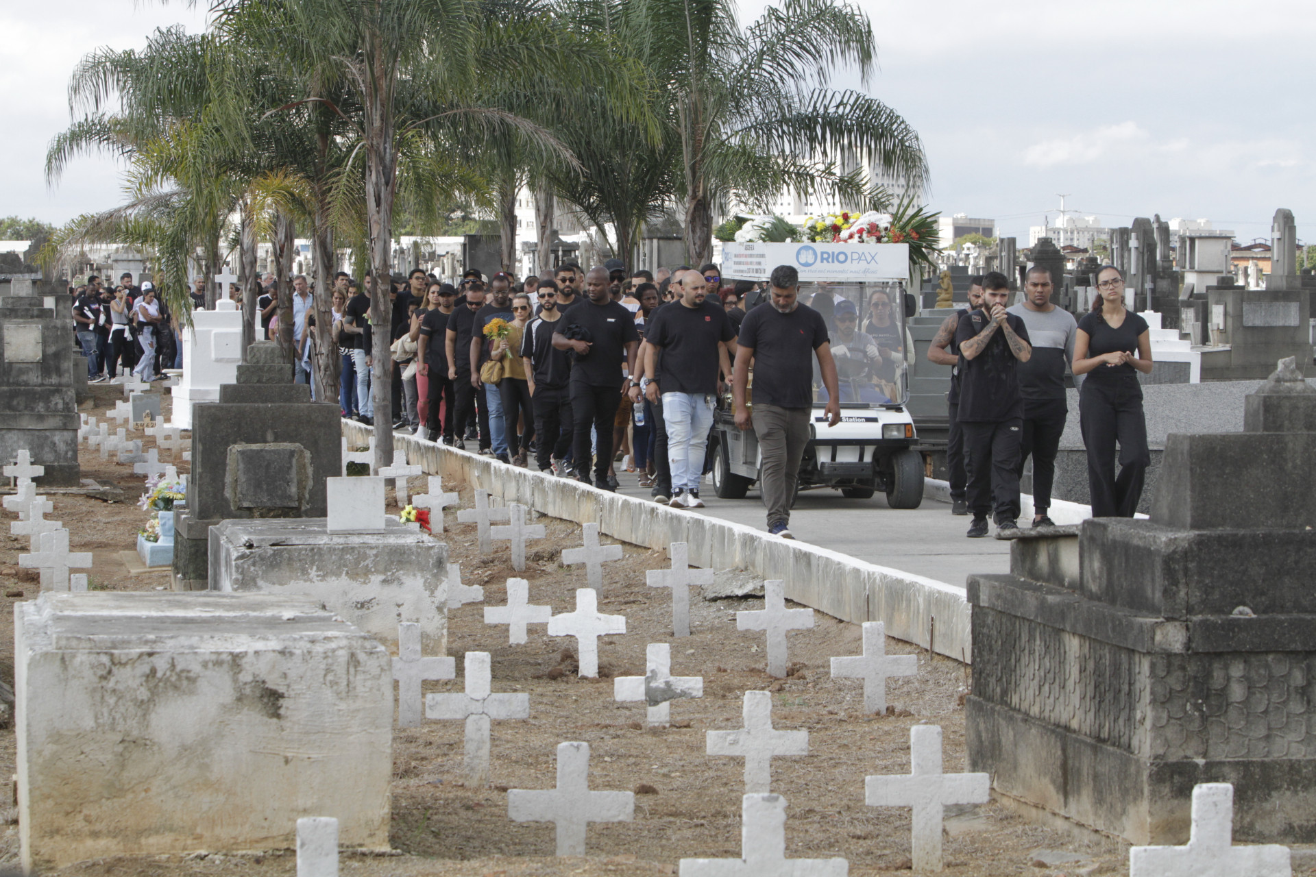 Enterro do fisiculturista Hugo S&eacute;rgio no cemit&eacute;rio de Inha&uacute;ma, no Rio de Janeiro - Marcos Porto/Ag&ecirc;ncia O Dia
