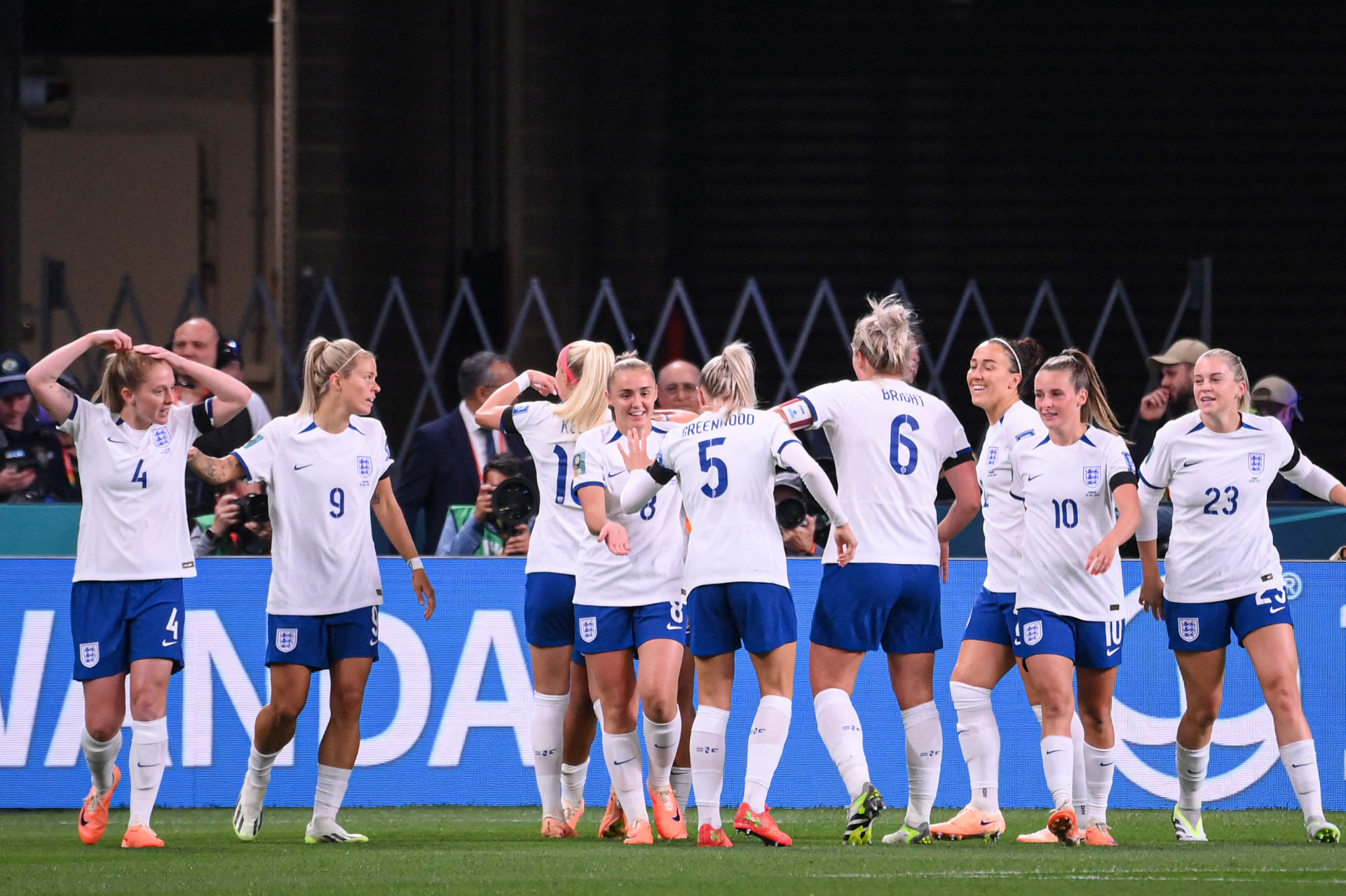 Jogadoras da sele&ccedil;&atilde;o da Inglaterra comemoram gol marcado na vit&oacute;ria por 1 a 0 sobre a Dinamarca - Foto: FRANCK FIFE / AFP