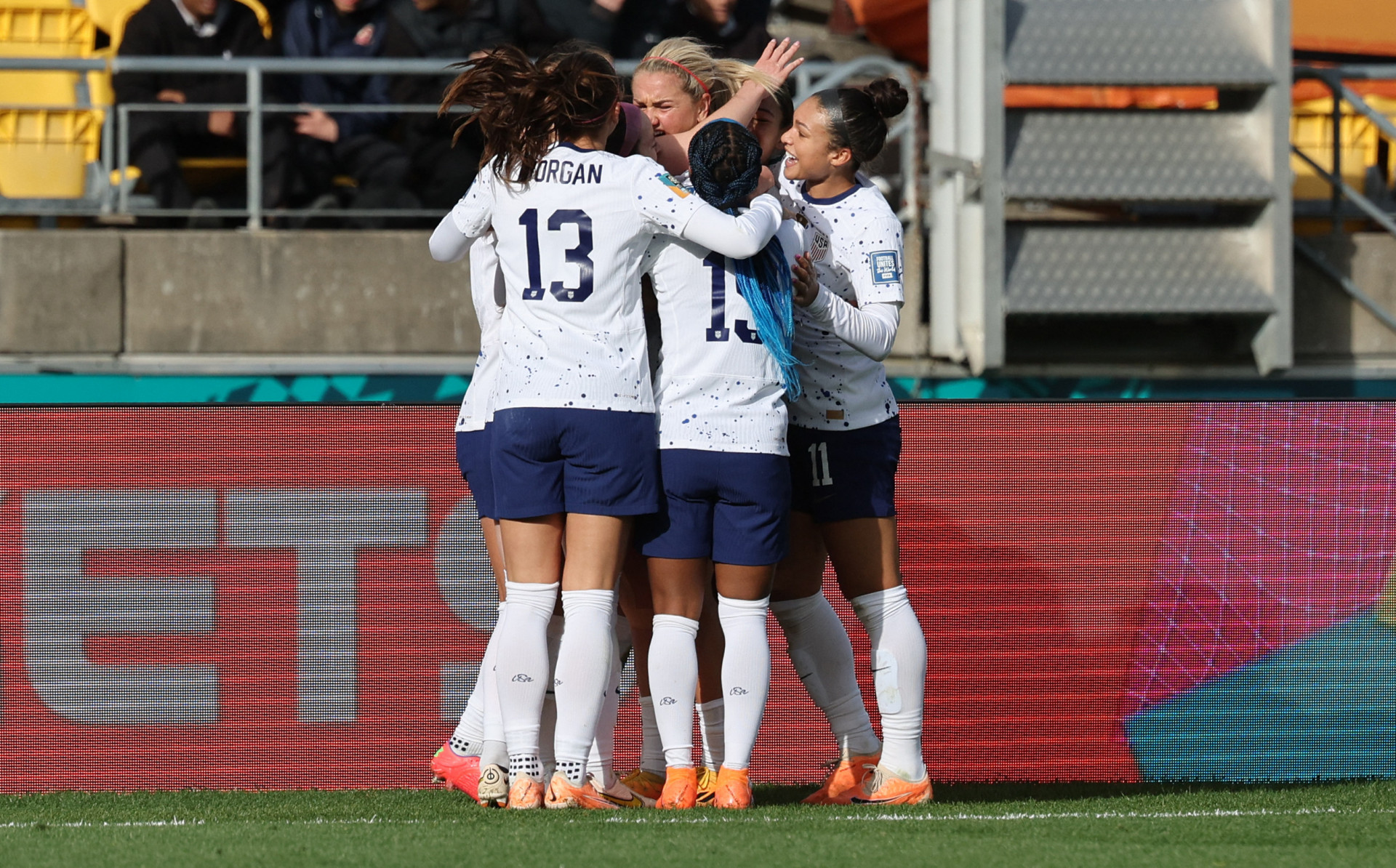 Jogadoras da seleção dos Estados Unidos comemoram gol marcado no empate em 1 a 1 com a Holanda - Foto: Marty MELVILLE / AFP