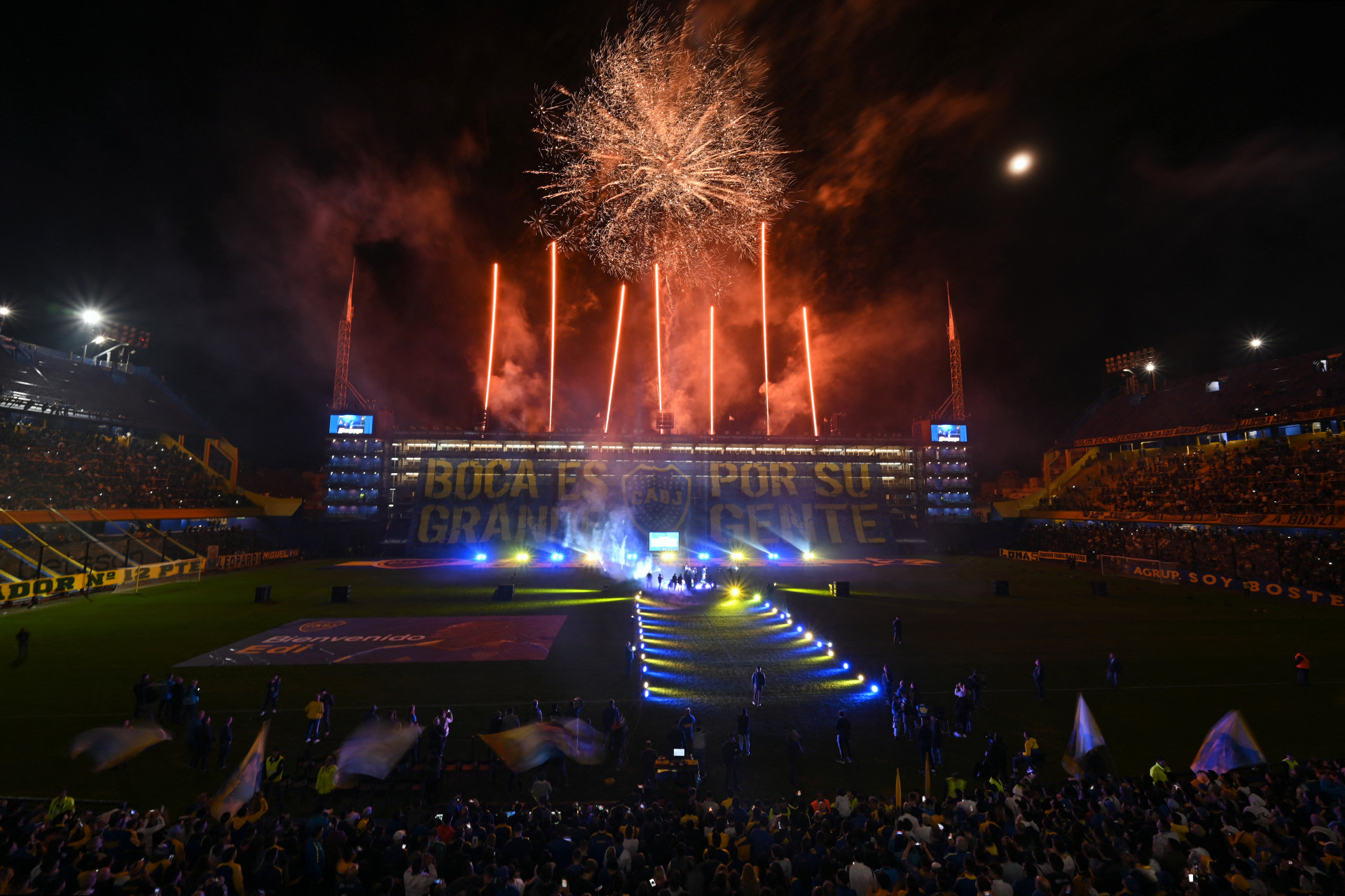 Festa da torcida do Boca Juniors na apresentação de Cavani em La Bombonera - Foto: Luis ROBAYO / AFP