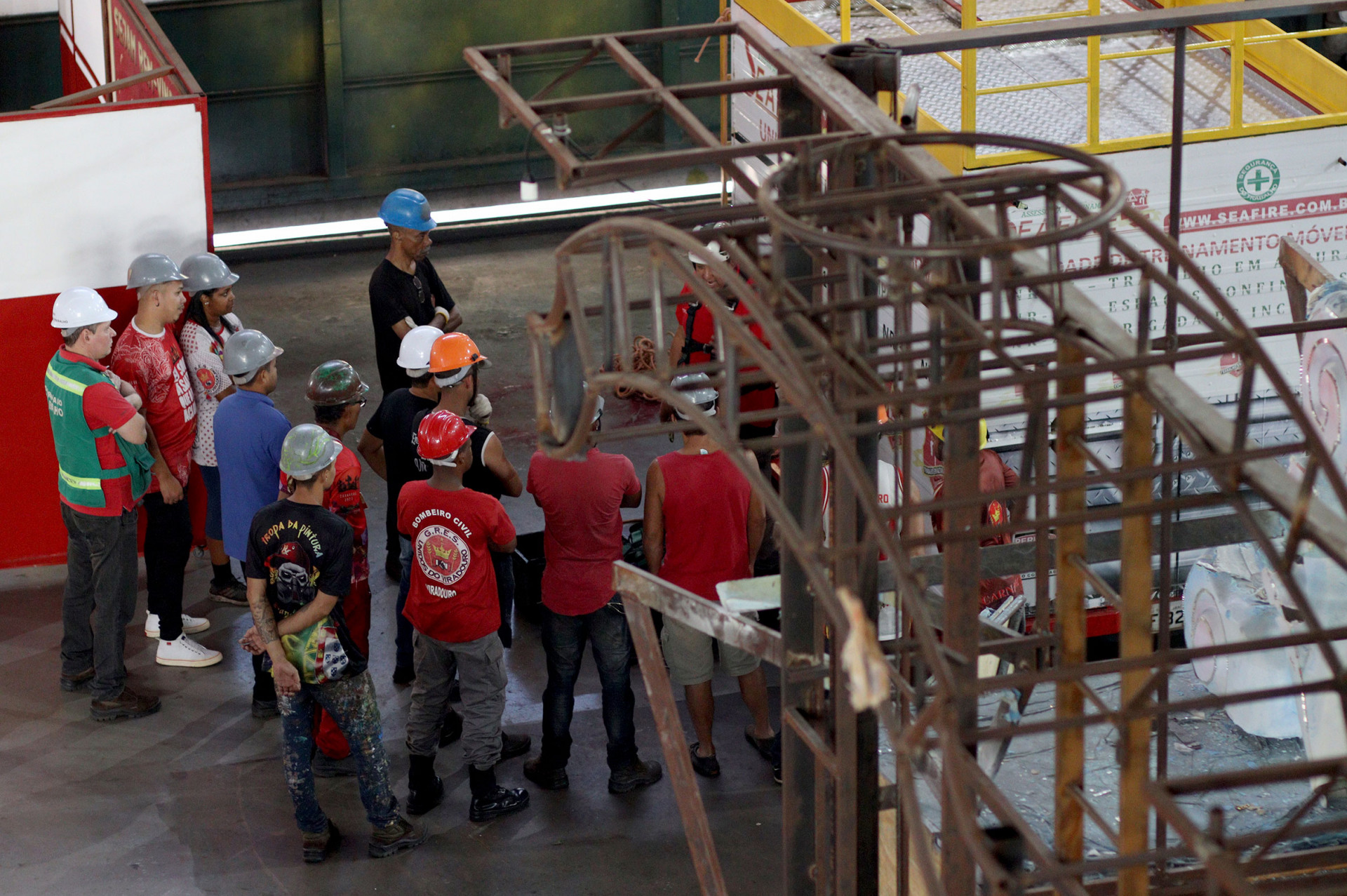 Funcionários do barracão participam do treinamento - Rafael Arantes