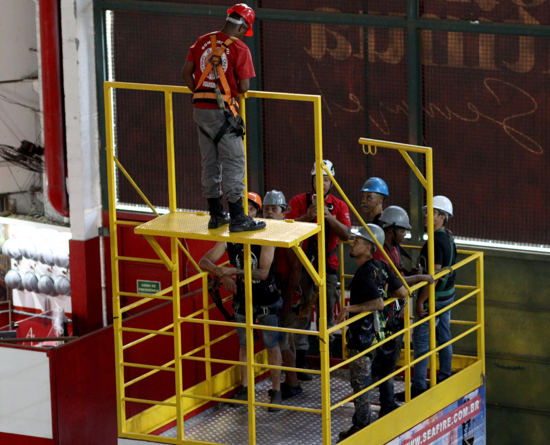 Funcionários atentos às instruções - Rafael Arantes