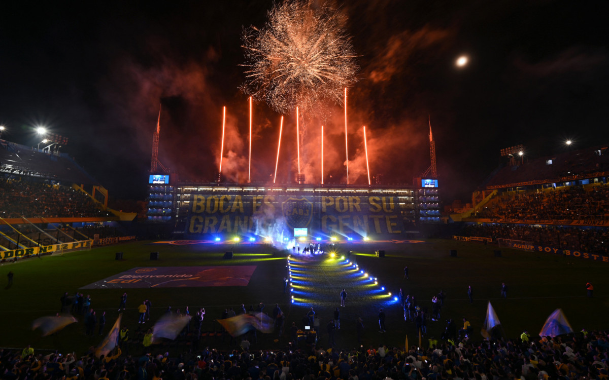 Festa da torcida do Boca Juniors na apresentação de Cavani em La Bombonera