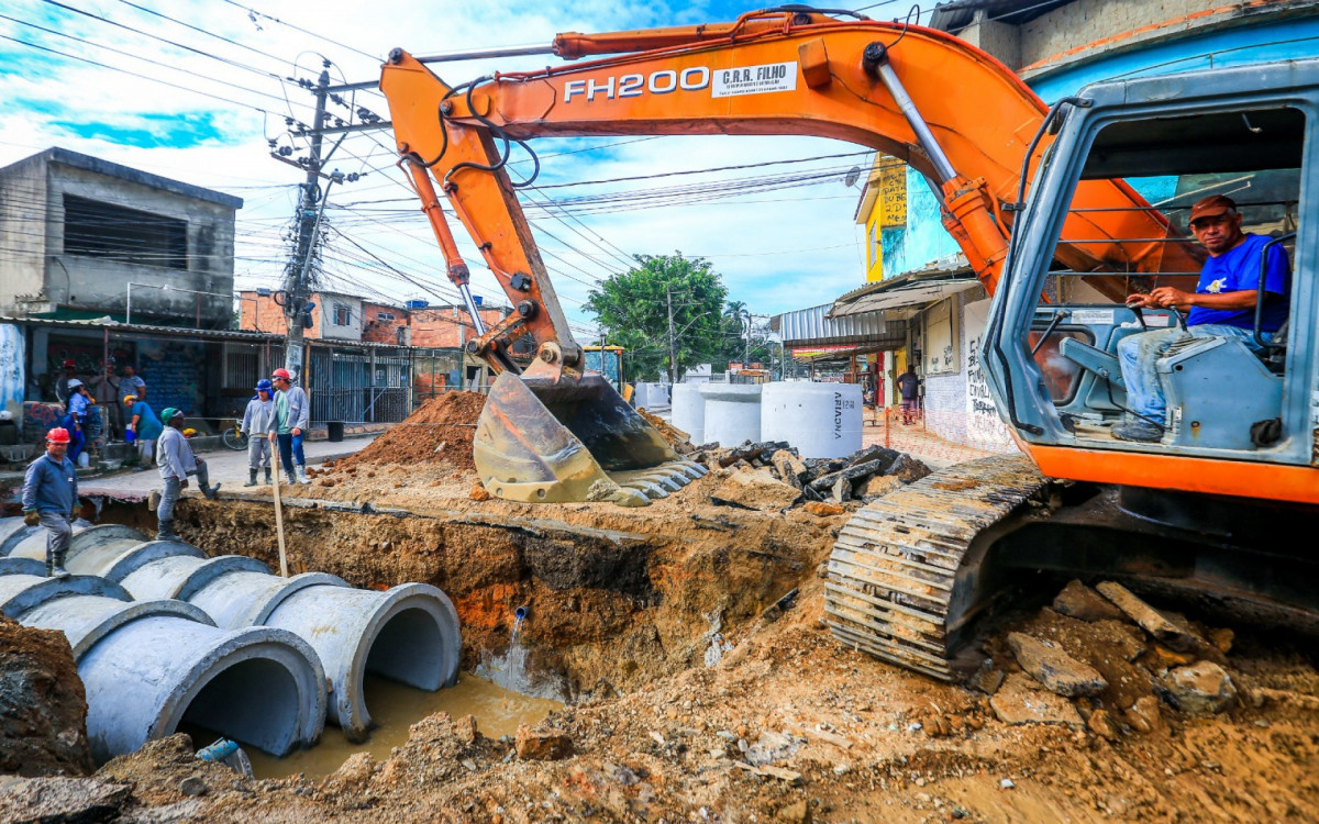 As máquinas trabalham abrindo espaços para a construção da nova rede de drenagem