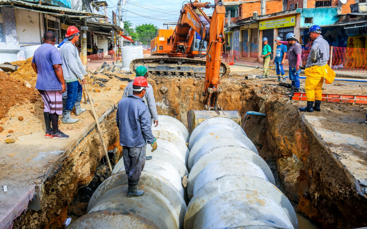 A Prefeitura está substituindo as manilhas antigas para desobstruir a rede e evitar o acúmulo de água