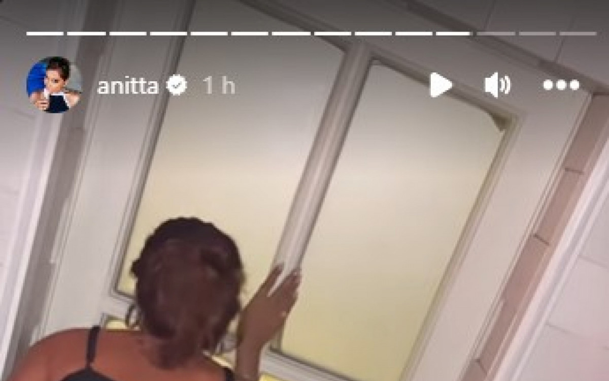 Anitta se diverte em boate na Gr&eacute;cia