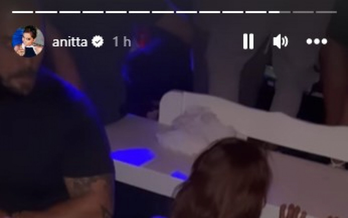 Anitta se diverte em boate na Gr&eacute;cia