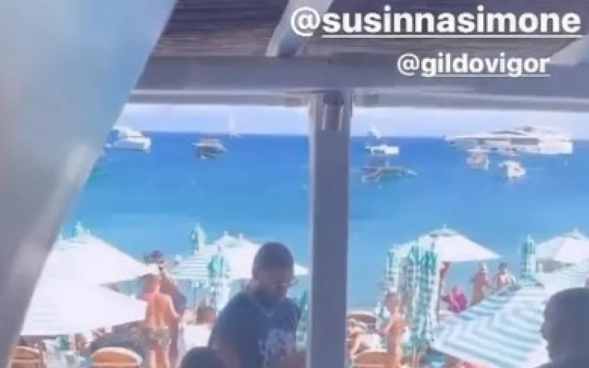 Gil do Vigor e Anitta foram flagrados dan&ccedil;ando em um restaurante