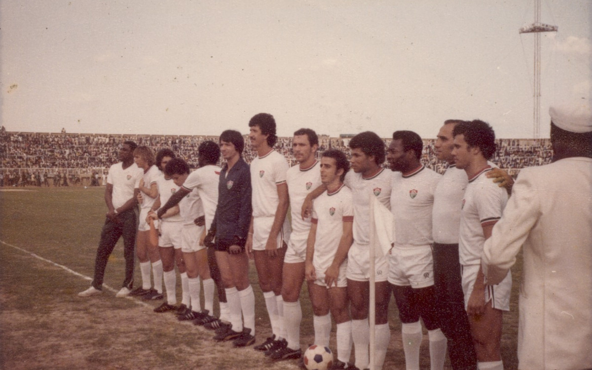 Pel&eacute; vestindo a camisa do Fluminense - Divulga&ccedil;&atilde;o