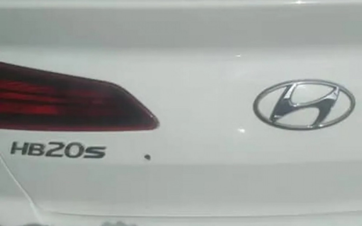 Carro da v&iacute;tima ficou com marca do disparo