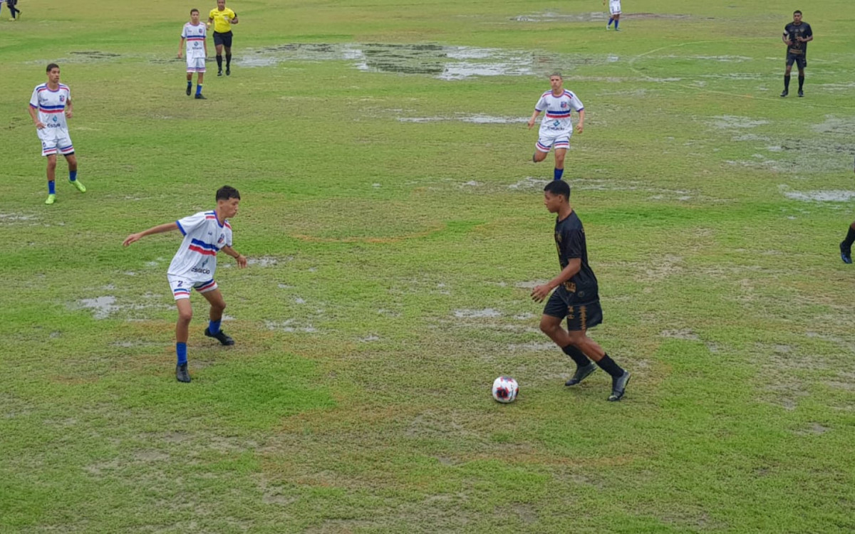 A SEBR Sub-17 (azul) fez um grande jogo contra o time angrense