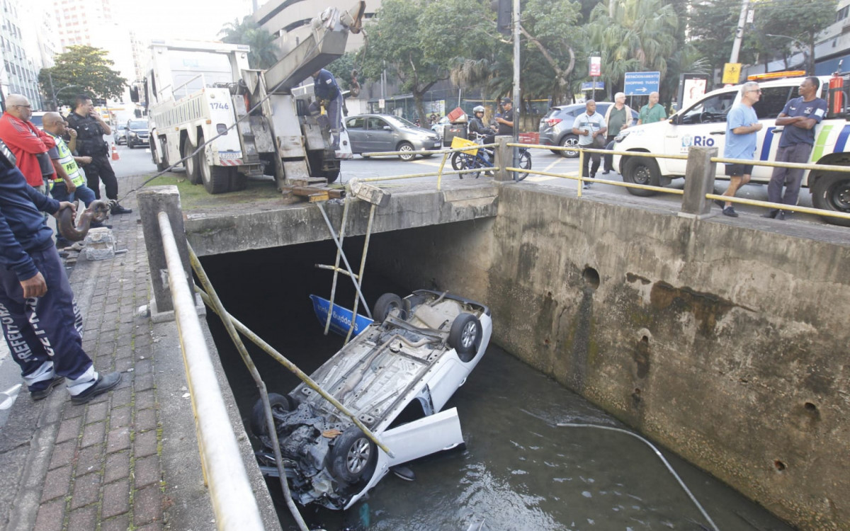 Automóvel caiu dentro do Rio Maracanã na manhã de ontem