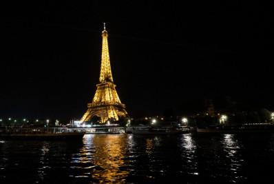 Turista mexicana denuncia estupro coletivo perto da Torre Eiffel em Paris