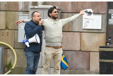 Na Suécia, dois homens queimam Alcorão em protesto autorizado em frente ao Parlamento