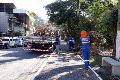 Serviços de limpeza são realizados na margem do Rio Paraíba do Sul