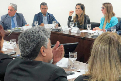Prefeita de Quissamã participa de reunião em Brasília sobre projeto de fortalecimento dos consórcios públicos