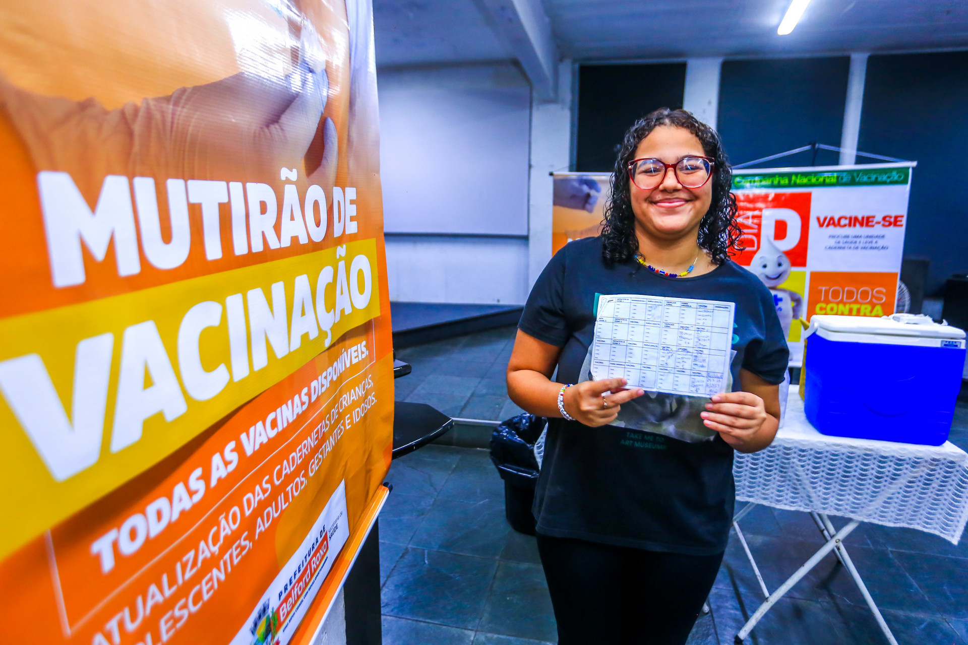A estudante J&uacute;lia Alves refor&ccedil;ou a dose da Covid-19 e exibe orgulhosa o cart&atilde;o de vacina&ccedil;&atilde;o - Rafael Barreto / PMBR