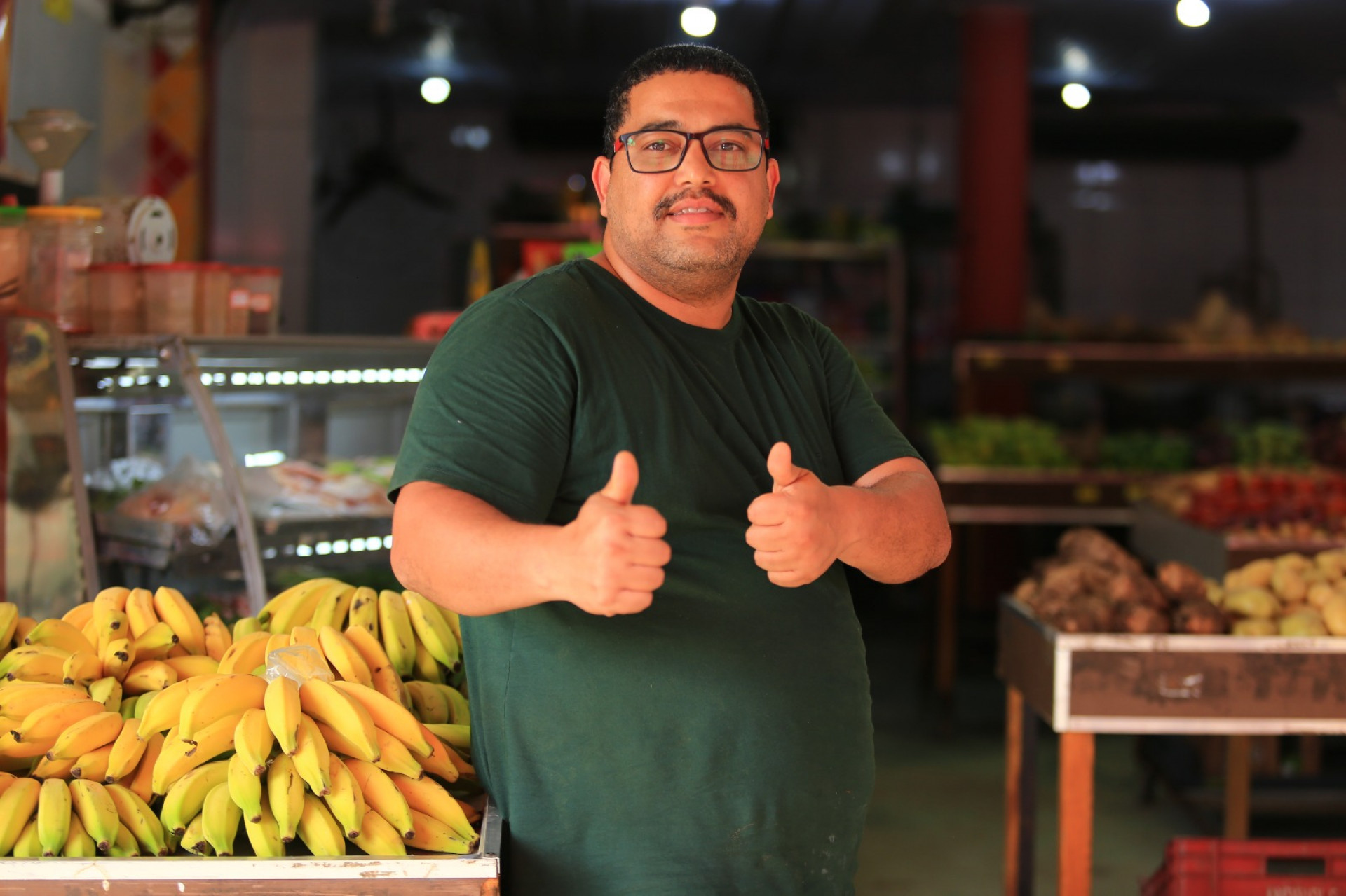 O comerciante Lu&iacute;s Felipe Bezerra destacou que a obra vai ajudar muito no fluxo do bairro e n&atilde;o mais causar transtornos com alagamentos - Rafael Barreto / PMBR