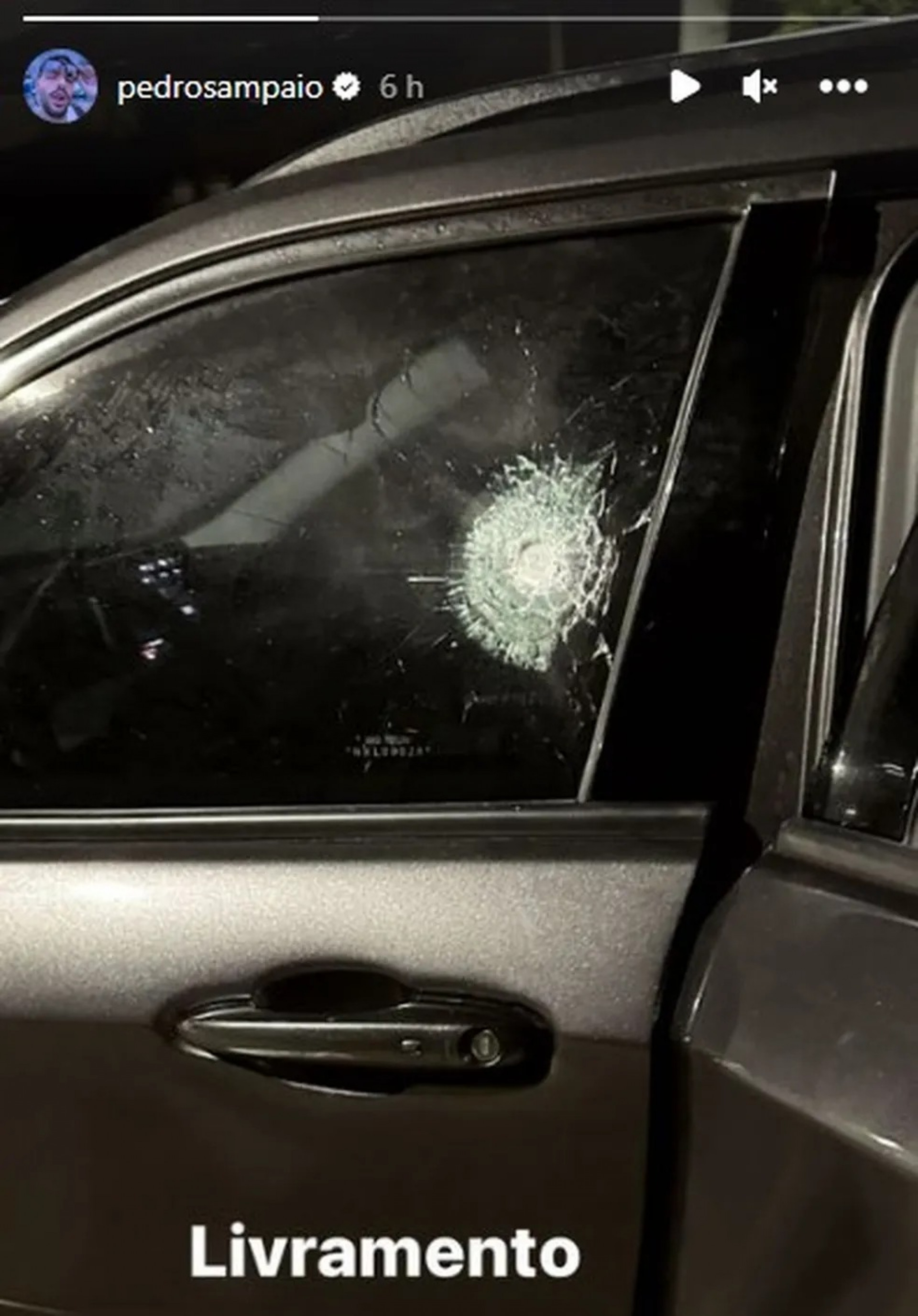 O carro foi baleado, mas era blindado