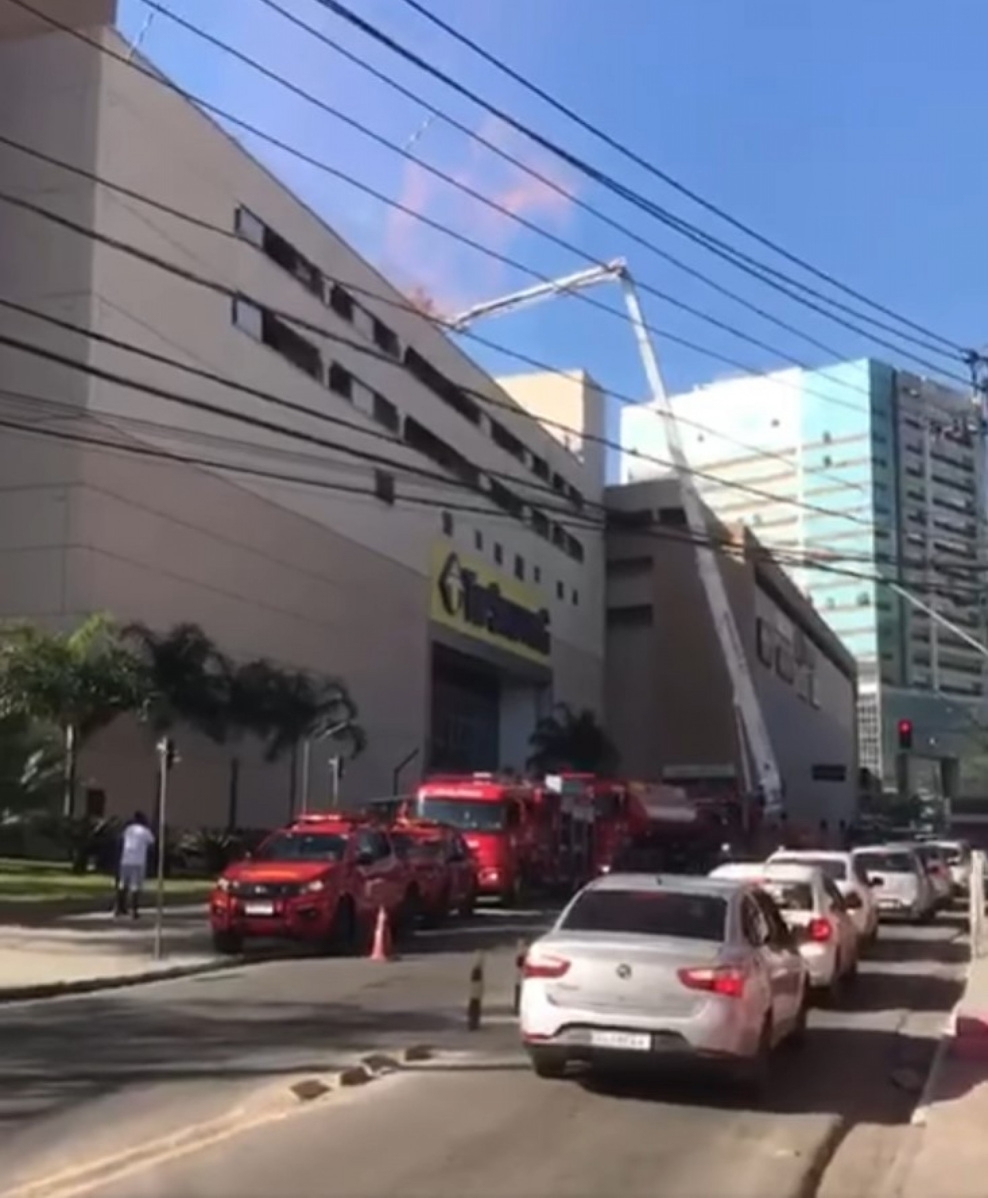 Treinamento de incêndio do Corpo de Bombeiros chamou a atenção de moradores - Reprodução