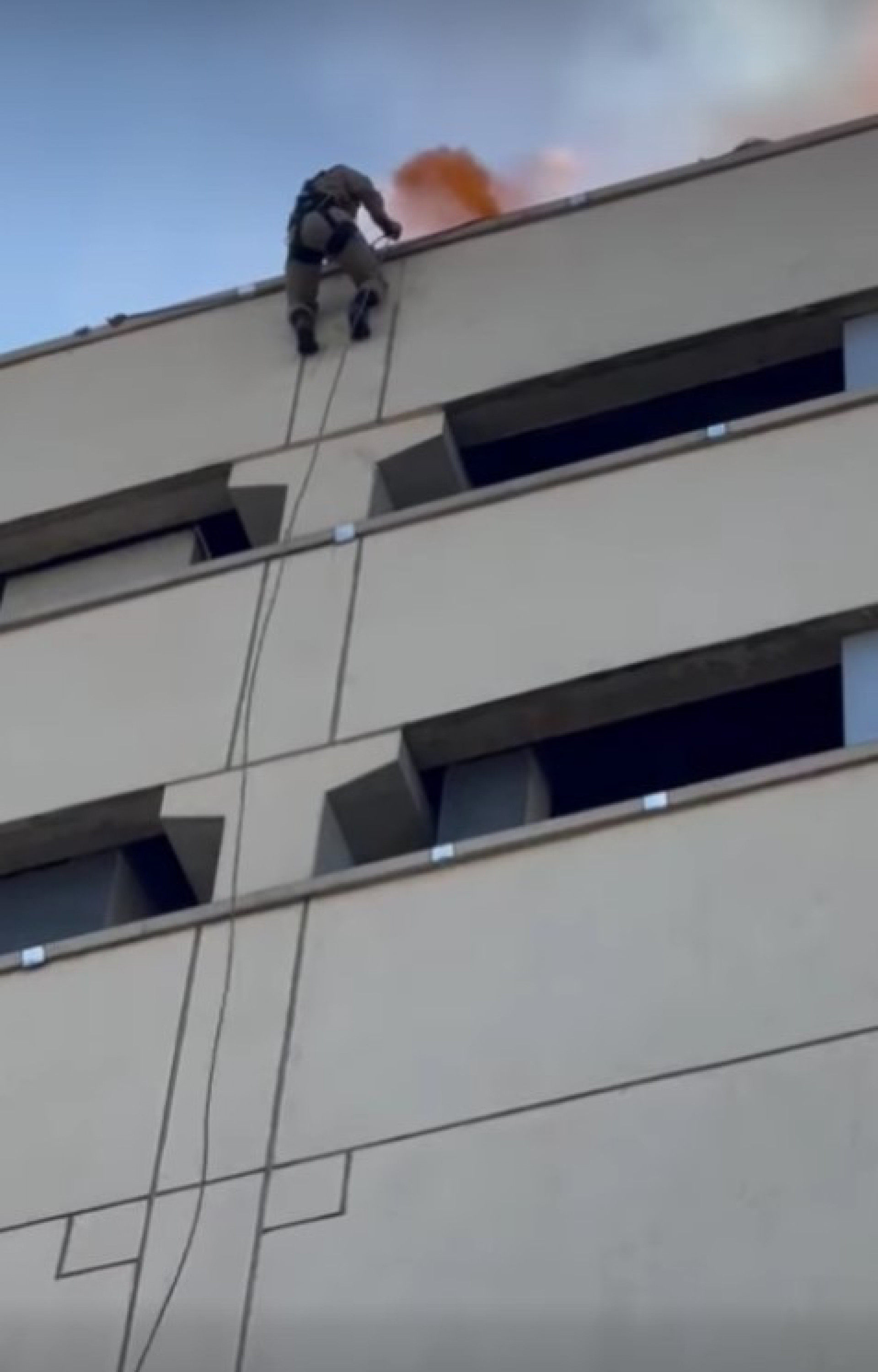 Treinamento de incêndio do Corpo de Bombeiros chamou a atenção de moradores - Reprodução