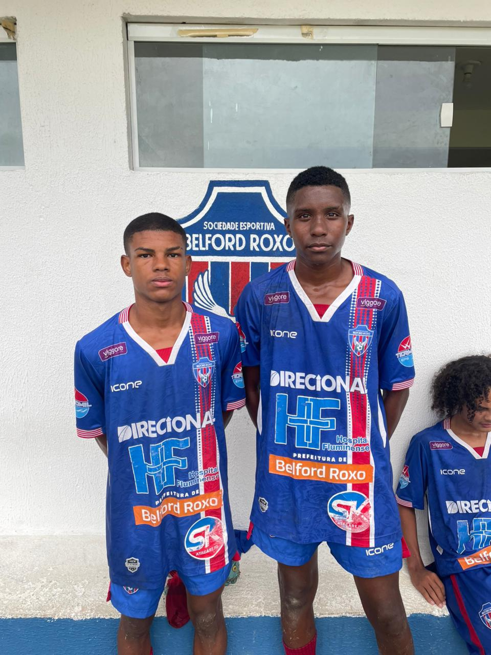Os autores do gol do Sub 15, Ryan e Deivison, felizes com a vit&oacute;ria - Marcos Leandro / SEBR