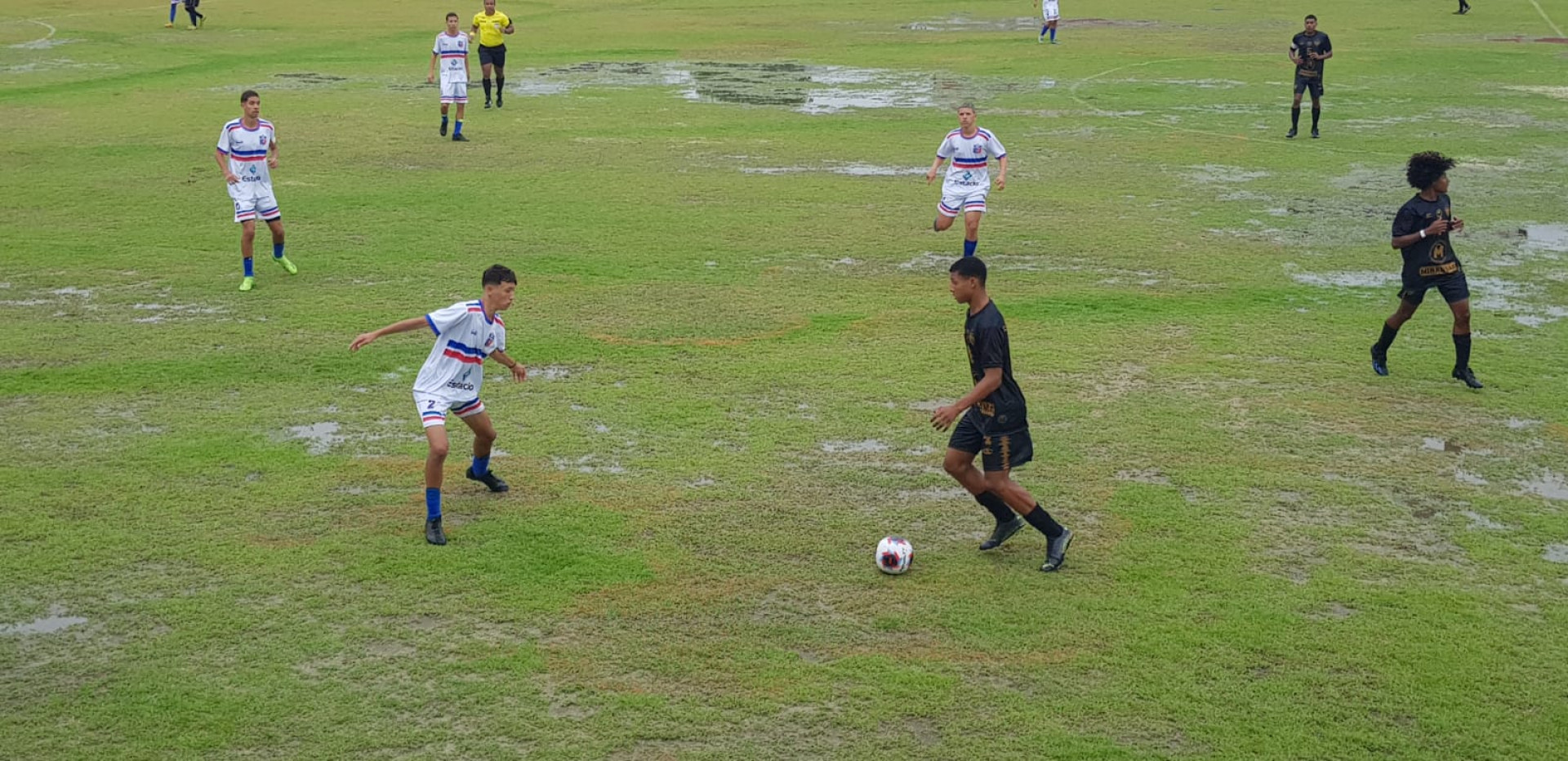 A SEBR Sub-17 (azul) fez um grande jogo contra o time angrense  - Marcos Leandro / SEBR