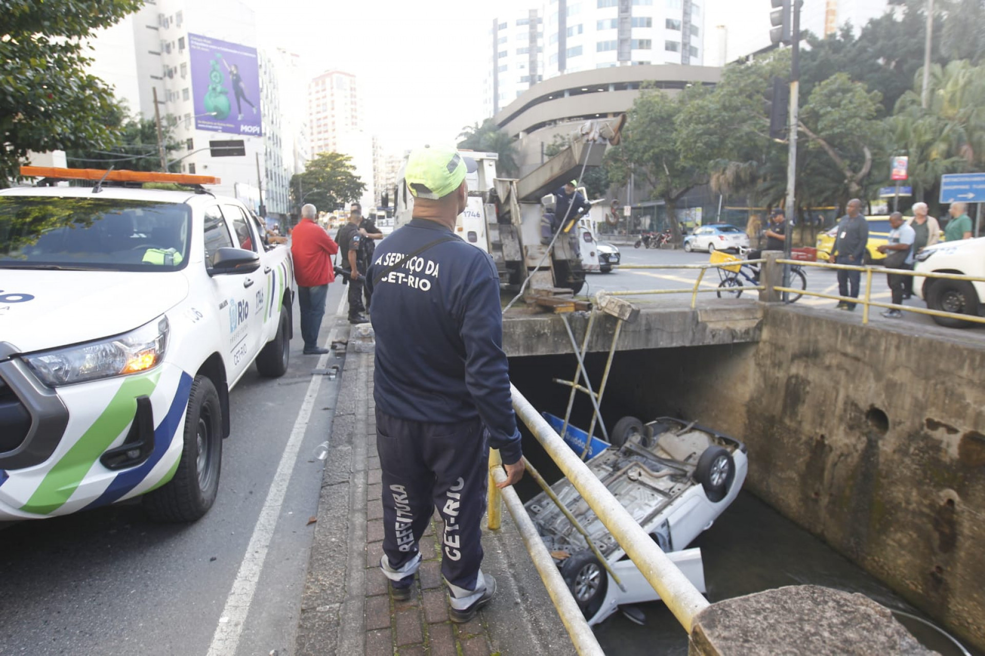 Carro foi rebocado por agentes da CET-Rio e da Guarda Municipal - Reginaldo Pimenta/Agência O Dia