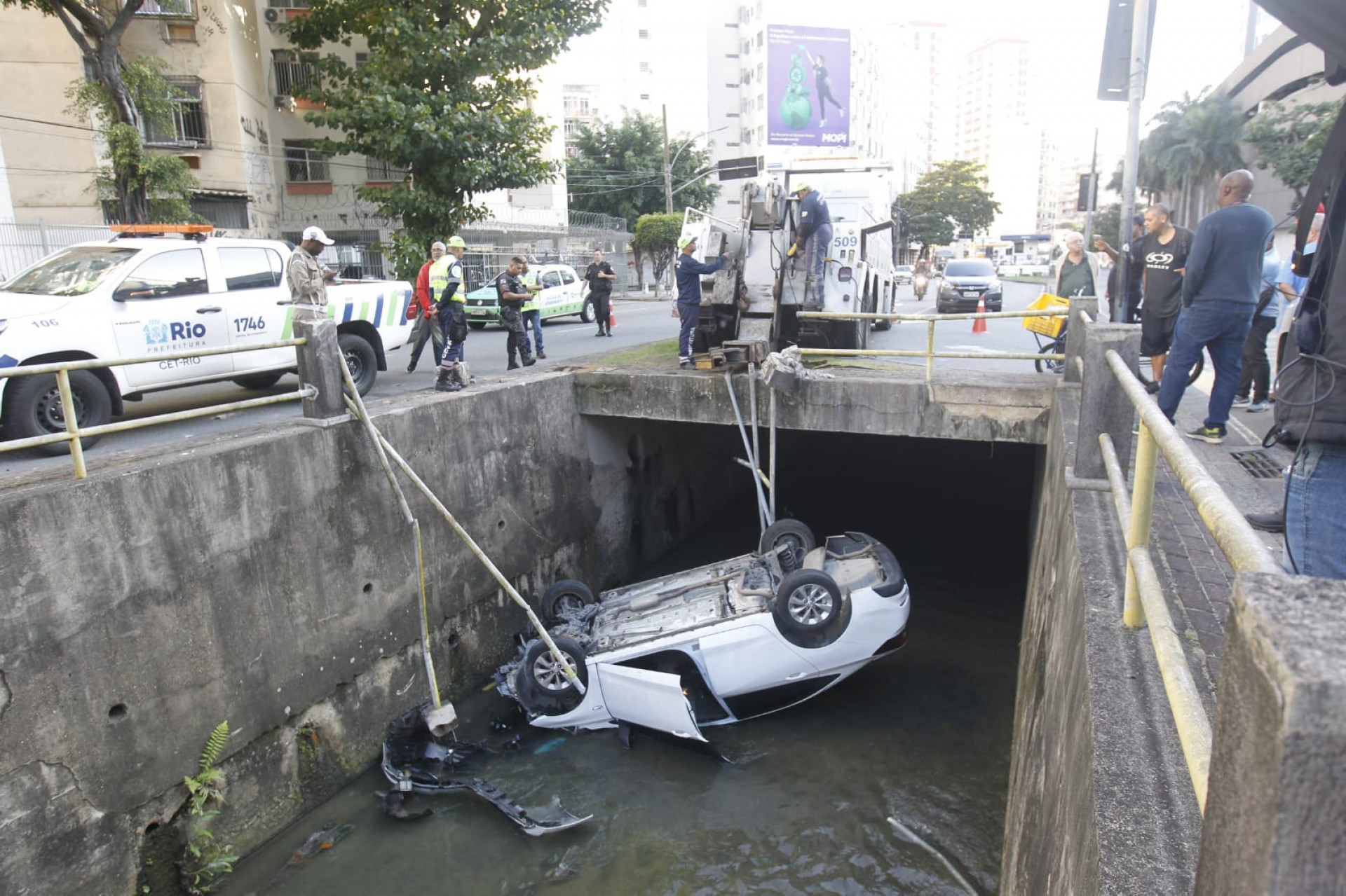 Veículo caiu no Rio Maracanã - Reginaldo Pimenta/Agência O Dia