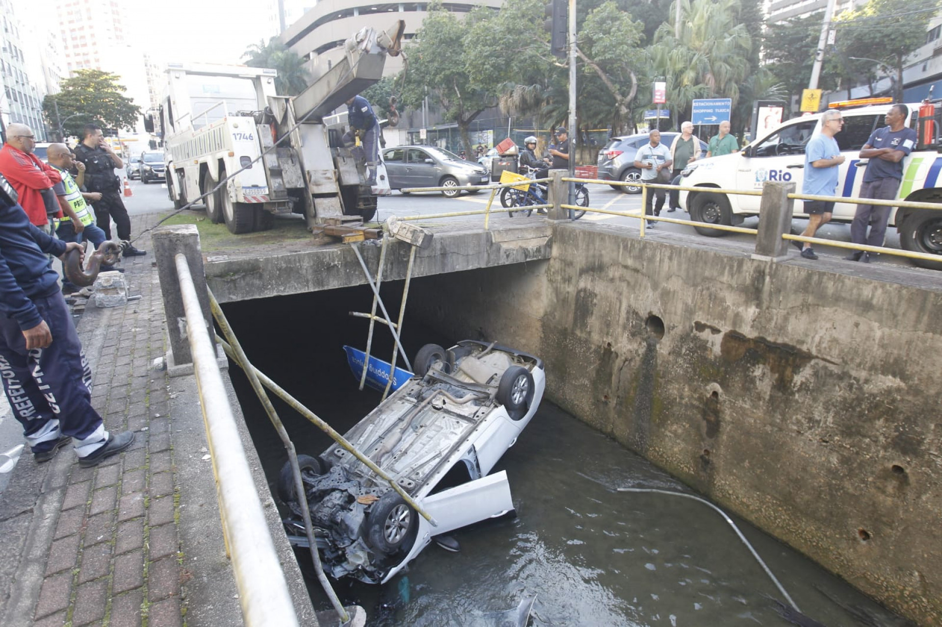 Veículo caiu no Rio Maracanã - Reginaldo Pimenta/Agência O Dia