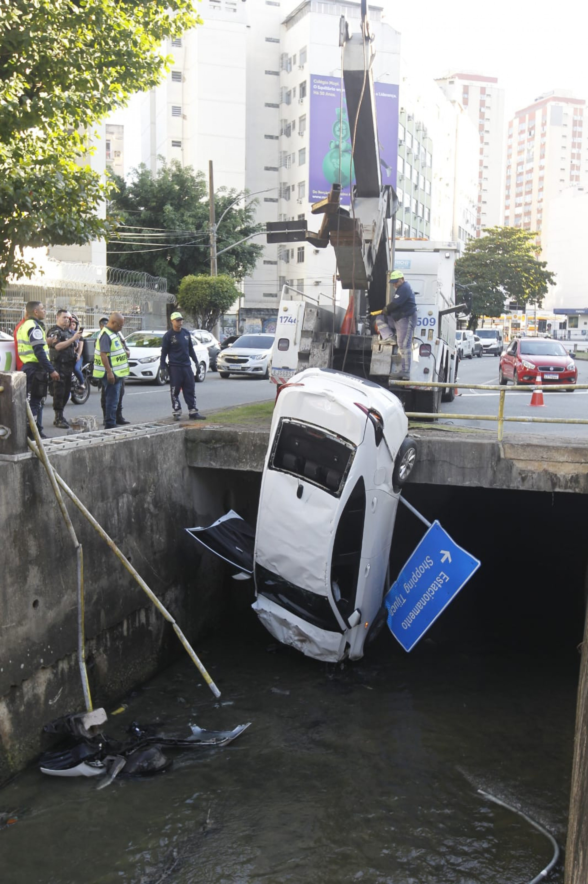 Carro foi rebocado por agentes da CET-Rio e da Guarda Municipal - Reginaldo Pimenta/Agência O Dia