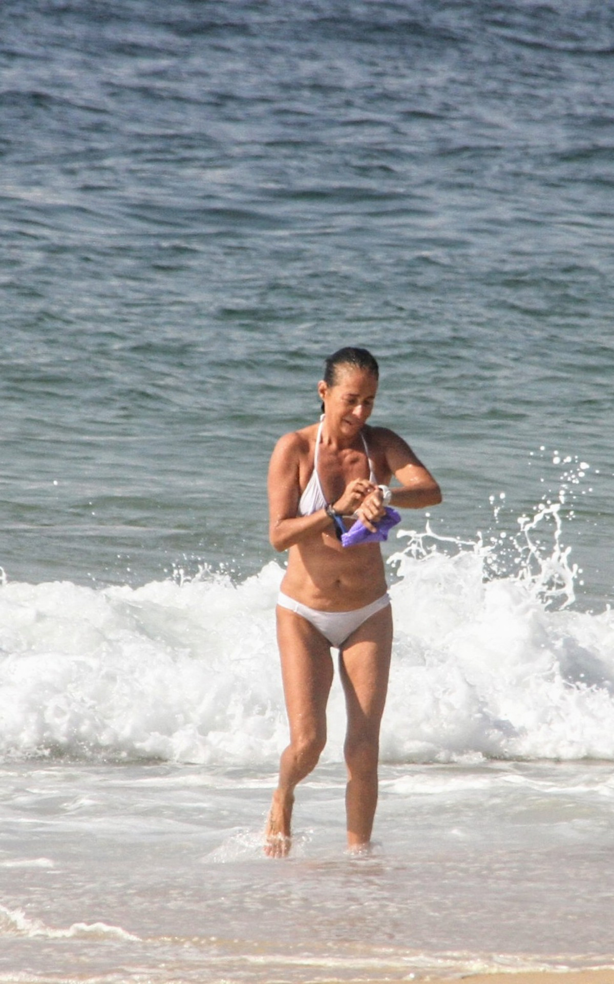 Depois de nadar no mar, Andrea Beltrão joga \'altinha\' com amigos em praia do Rio