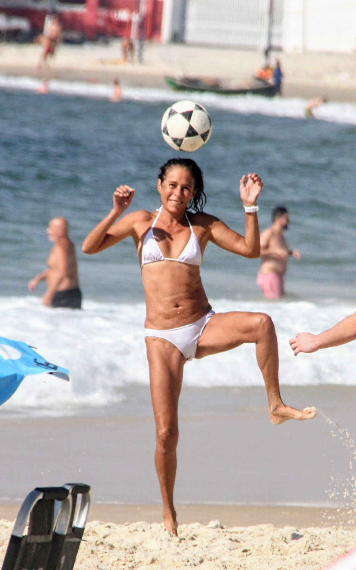 Depois de nadar no mar, Andrea Beltrão joga \'altinha\' com amigos em praia do Rio