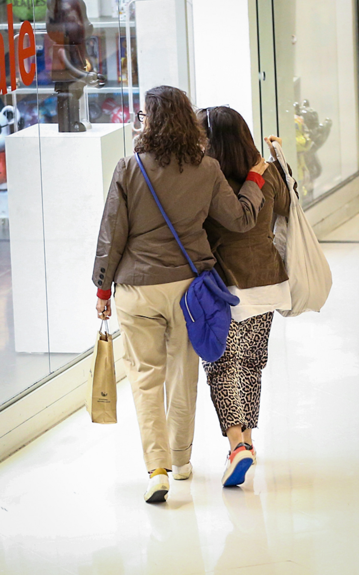 Zélia Ducan e Flavia Pedras passeiam em shopping na Zona Sul do Rio