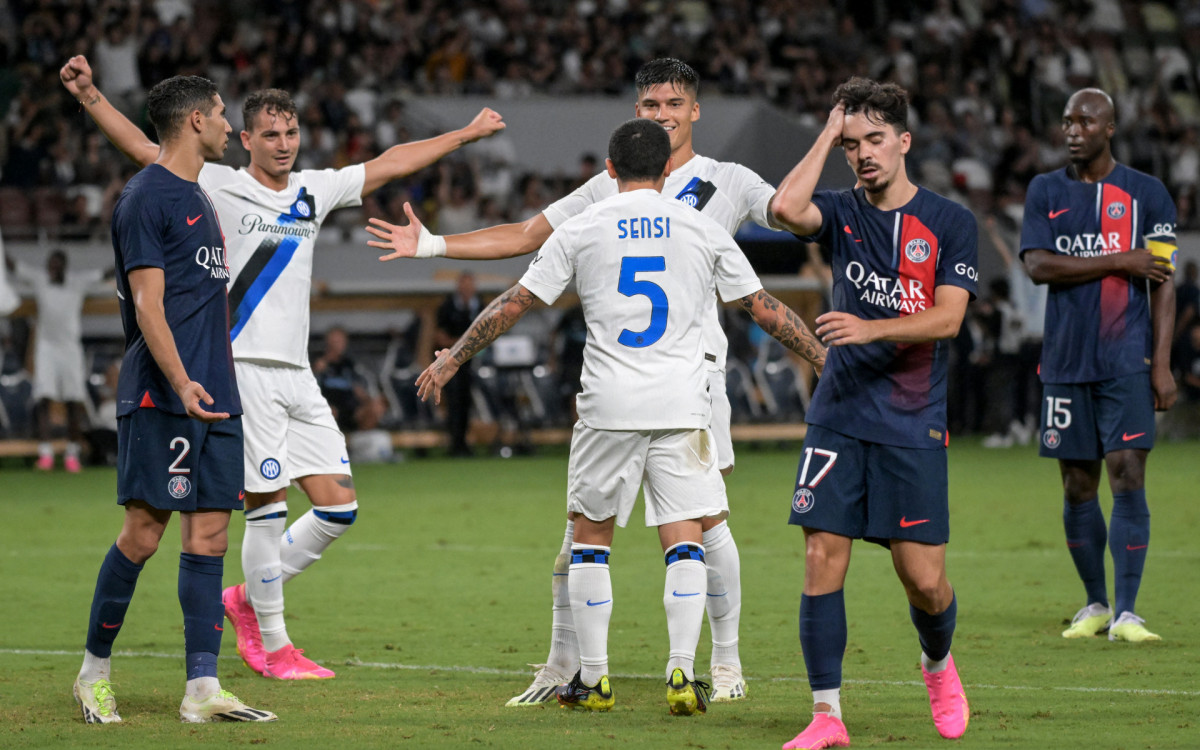 Jogador do Real acerta chute em janela ao lado de estádio, e bola