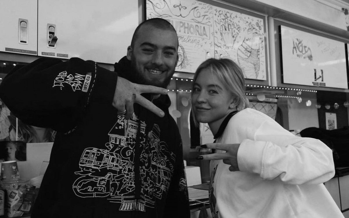 Angus Cloud e Sydney Sweeney nos bastidores de 'Euphoria'