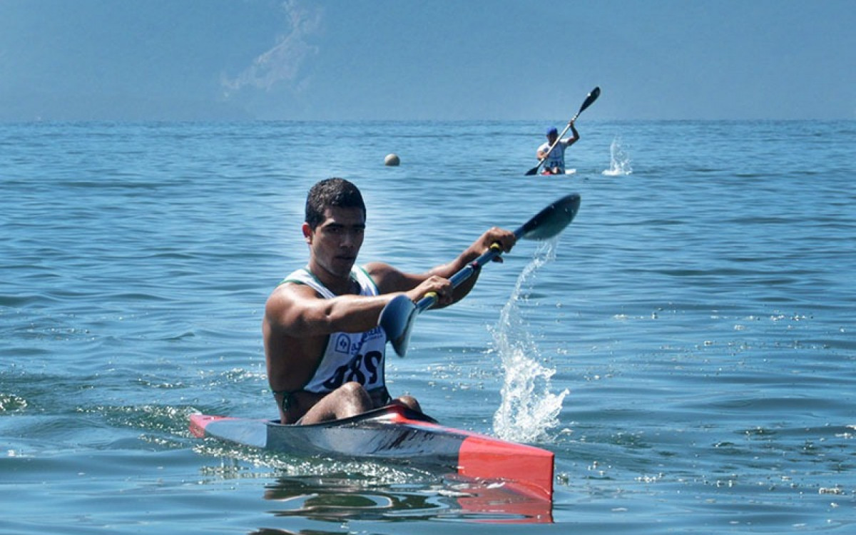 Provas de canoagem nos 72 anos do Colégio Naval