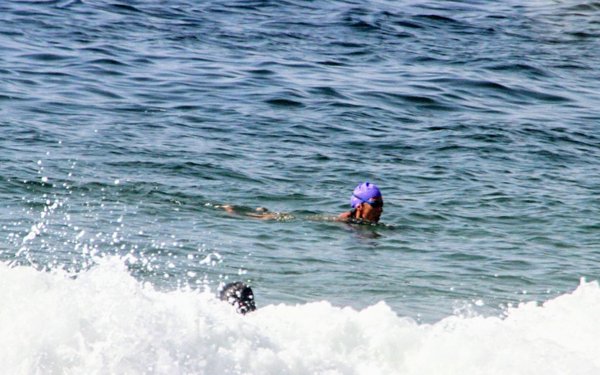Depois de nadar no mar, Andrea Beltrão joga \'altinha\' com amigos em praia do Rio