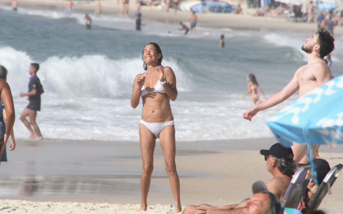 Depois de nadar no mar, Andrea Beltrão joga \'altinha\' com amigos em praia do Rio