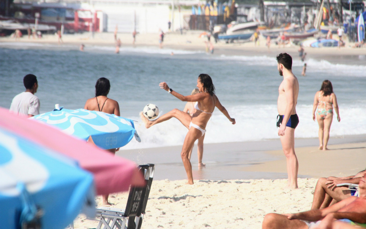 Depois de nadar no mar, Andrea Beltrão joga \'altinha\' com amigos em praia do Rio