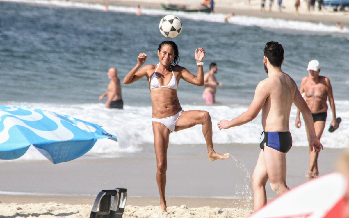 Depois de nadar no mar, Andrea Beltrão joga \'altinha\' com amigos em praia do Rio
