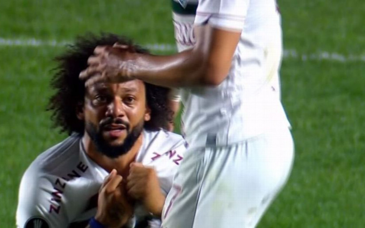 Veja a imagem: Marcelo, do Fluminense, sem querer, quebra a perna de rival