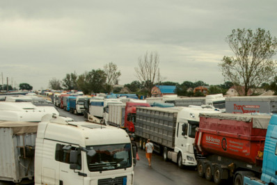Caminhões fazem longas filas para transportar grãos a porto ucraniano