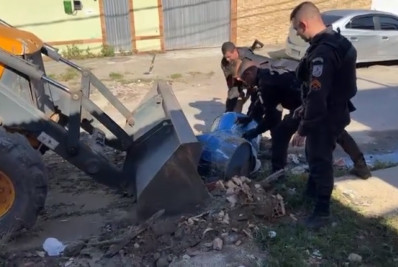 Agentes do 20º BPM retiram barricadas na Comunidade do Sebinho, em Mesquita